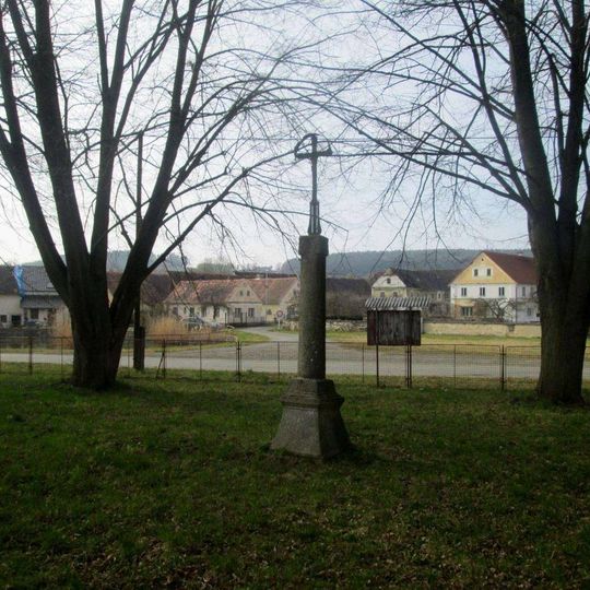 Kříž v Oplotci na návsi