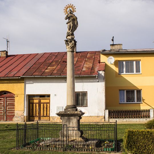 Socha Panny Márie na stĺpe, stĺp s podstavcom