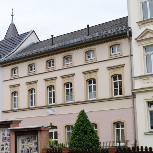 Wohnhaus in geschlossener Bebauung und Einfriedung Zwingerstraße 33