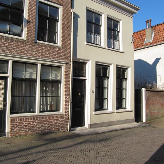 Pand, met aan de achterzijde een puntgevel en in de voorgevel, schuiframen met gegroefde middenstijlen