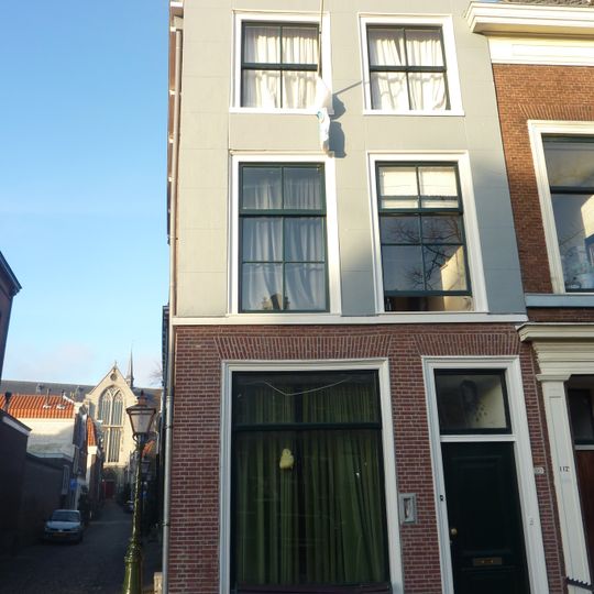 Pand met lijstgevel, deels gepleisterd