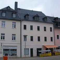 Wohnhaus in geschlossener Bebauung und Hinterhaus Markt 8