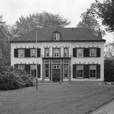 Eenvoudig, gepleisterd landhuis even buiten het dorp rechts van de weg gelegen in een romantisch park
