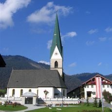 Kath. Pfarrkirche hl. Nikolaus und Friedhof mit Kriegerdenkmal