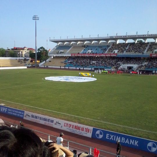 Stadion Lạch Tray