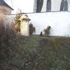 Podstavec u kostela v Hradci