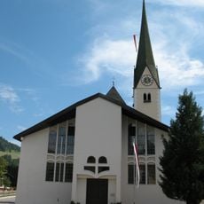 Niederau, Kath. Pfarrkirche hl. Sixtus mit Kriegerdenkmal