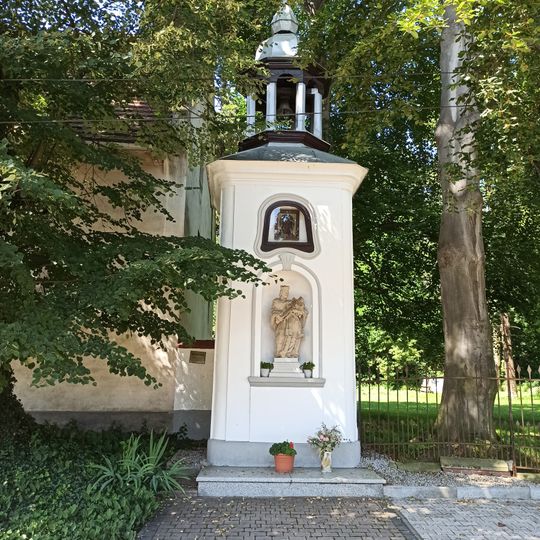 Kapliczka-dzwonnica przy folwarku w Słokowie