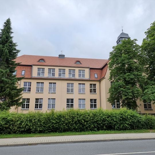 Lessingschule; Museum; Schulgebäude mit Treppenanlage und Skulptur sowie späterer Turnhalle mit Verbindungsgang Hauptstraße 24