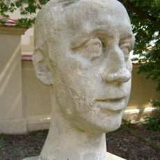 Busta Karla Čapka v parku před zámkem Chyše