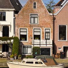 Achtergevel met puntgevel en balkon aan Turfmarkt