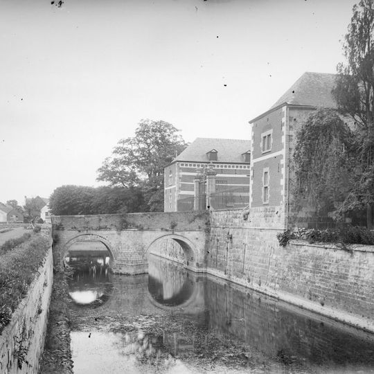 Borgharen Castle: bridge with two arches