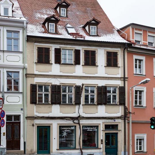 Sogenanntes Haus zum Regenbogen, ehem. Handwerkerhaus, heute Wohn- und Geschäftshaus