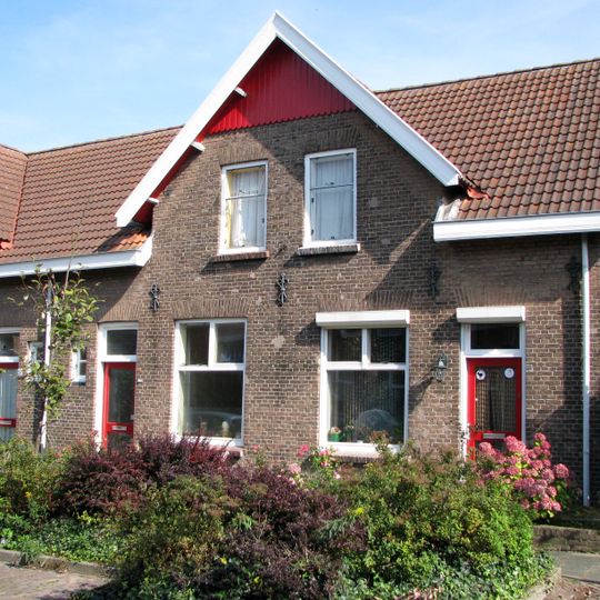 Vier blokken van vijf woningen