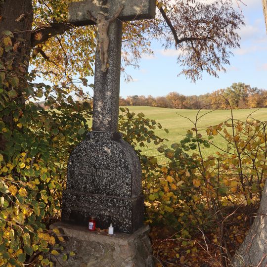 Kříž u silnice 400 u Biskupic-Pulkova