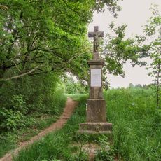 Kříž u Radíkova vedle polní cesty