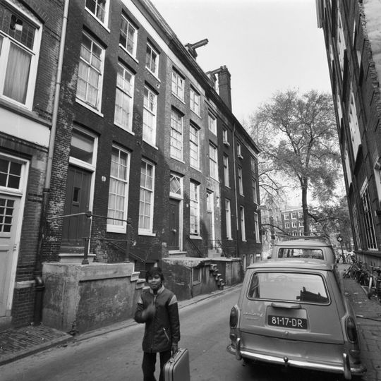 Pand met gevel onder rechte lijst