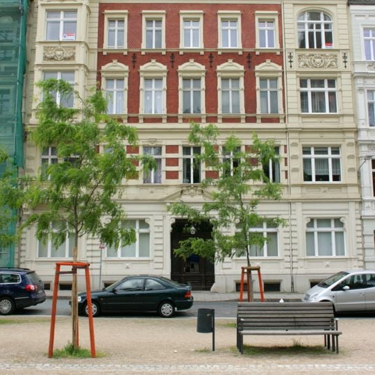 Mietshaus in geschlossener Bebauung Lutherplatz 8