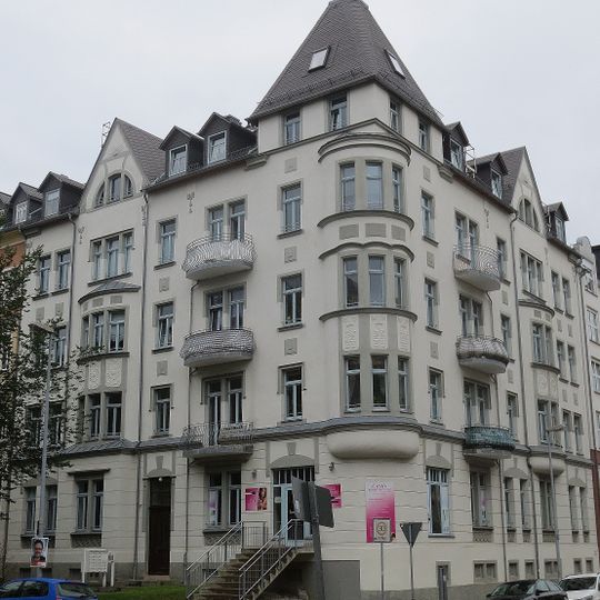 Mietshaus in geschlossener Bebauung in Ecklage mit Vorgarten Ulmenstraße 22