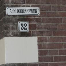 Herenhuis met hek uit 1886 in de stijl van de hollandse neorenaissance