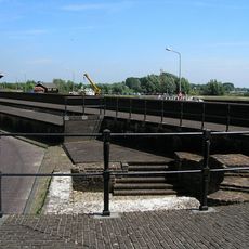 Walmuren, de dijk vormend