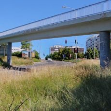 Lávka přes ulice Pod hranicí a Armády ke Kauflandu