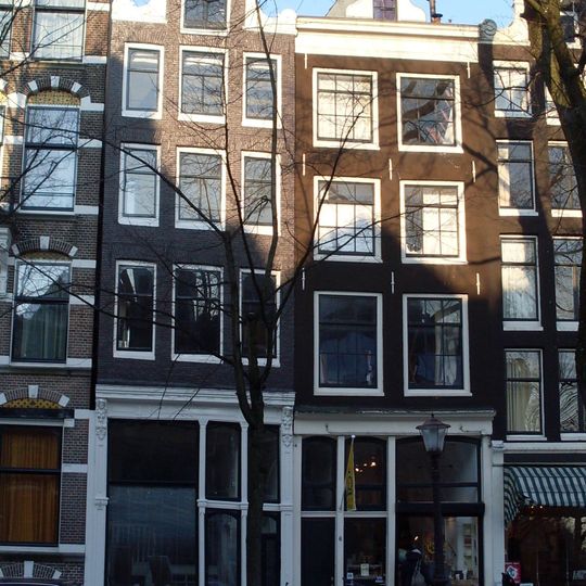 Pand met gevel onder rechte lijst