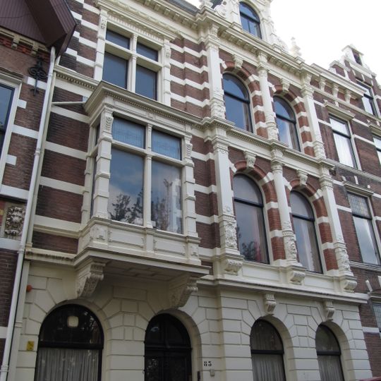 Pand met renaissancegevel. Zeer rijke gevelbehandeling met banden, halve zuilen en pilasters met bewerkte schachten, sluitstenen, lijsten en consoles.