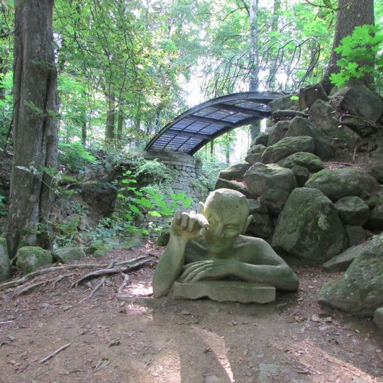 Socha Čerta v zámeckém parku ve Světlé nad Sázavou