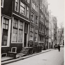 Pand met pilaster-halsgevel