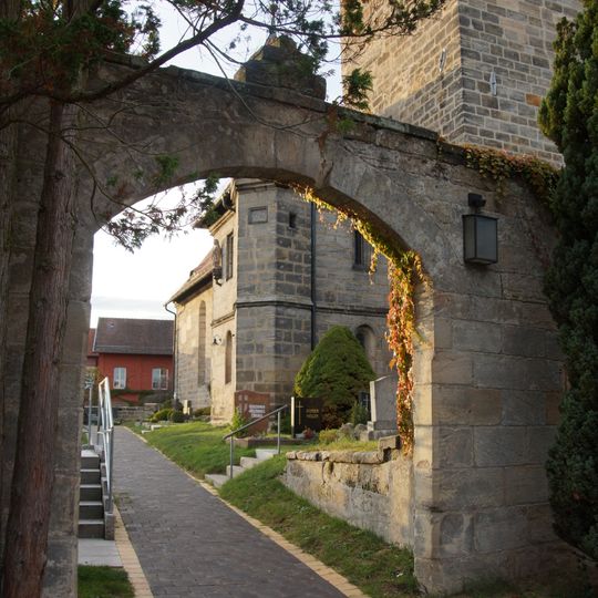 Kirchhofbefestigung Dorfplatz 4; Dorfplatz 6
