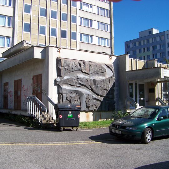 Abstraktní reliéf na domě Kupeckého 843/6 v Hájích