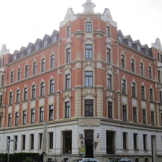 Mietshaus in geschlossener Bebauung in Ecklage mit Vorgarten zur Salzstraße Schloßplatz 1