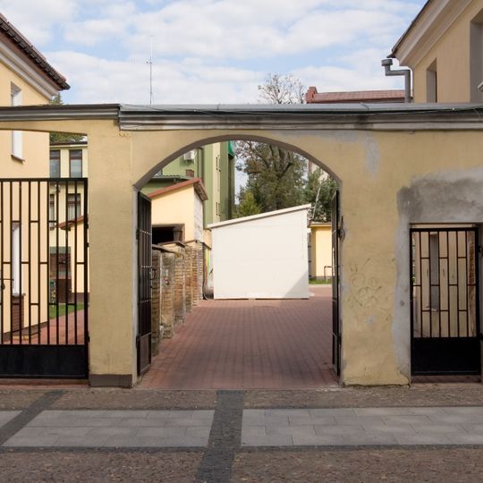 Mur z bramą, XVIII/XIX