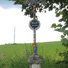 Kříž u rozcestí hlavní silnice u Buku