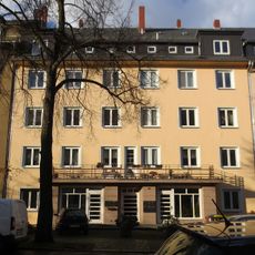 Mietshaus in geschlossener Bebauung, mit Einfriedung und Vorgarten Zeißstraße 31