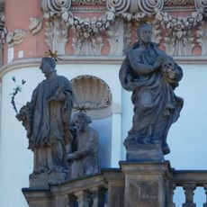 Sochy jezuitských světců na levé balustrádě kostela svatého Ignáce na Karlově náměstí