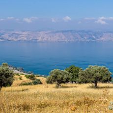 תצפית מדהימה על כנרת עם שולחנות וצל