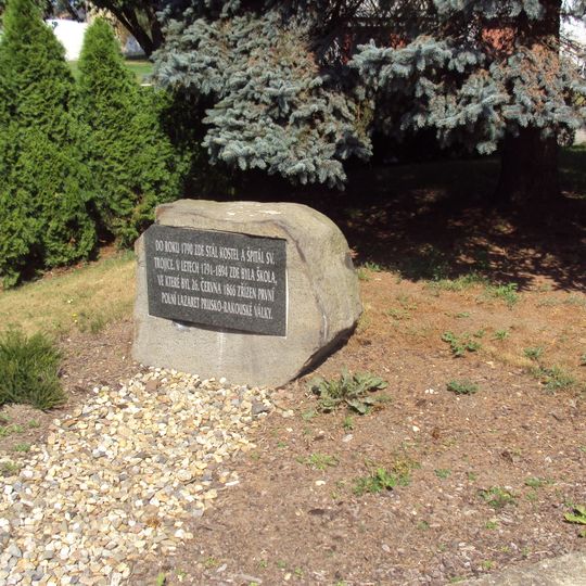 Pomník zaniklého kostela a špitálu v Malé ulici v Mimoni