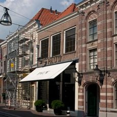 Pand met jongere lijstgevel