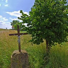 Křížek na rozcestí jižně od Dožic