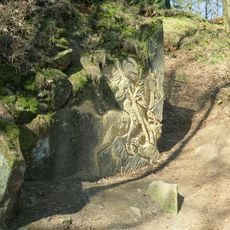 Skalní reliéf Svatý Jiří u lesní cesty v Brništi