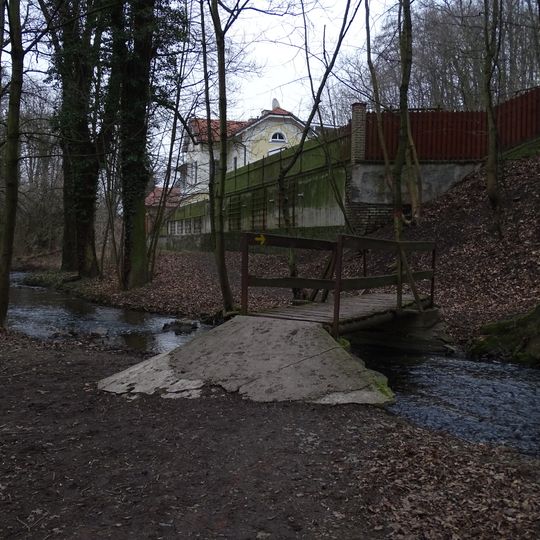 Lávka přes Únětický potok ve Svojsíkových sadech jihozápadně od čp. 65