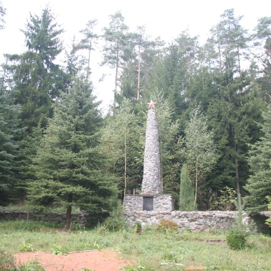 Pomník a lesní hřbitov 143 zajatců