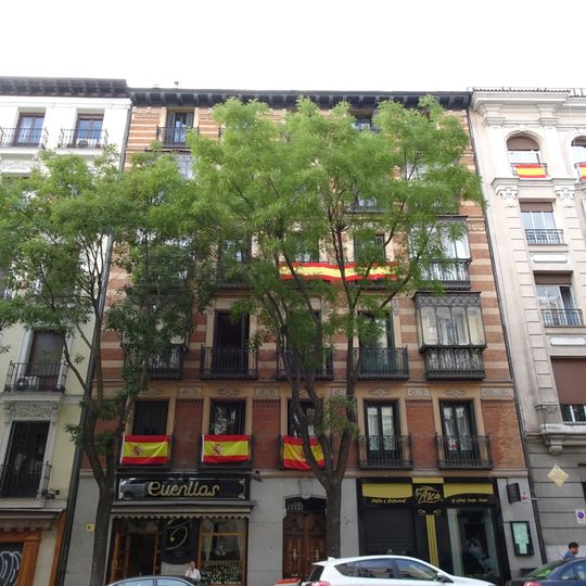 Viviendas en la calle de Ferraz, 5