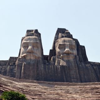 Monument der Kaiser Yan und Huang
