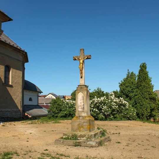 Kříž v Bludově vedle kostela