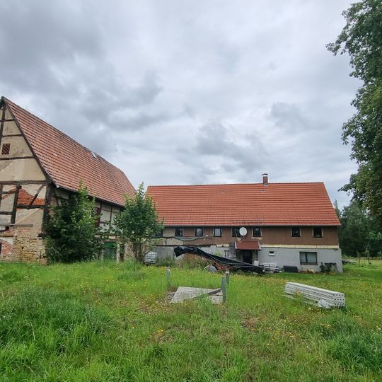 Wohnstallhaus und Seitengebäude eines ehemaligen Dreiseithofes Zur Windmühle 11
