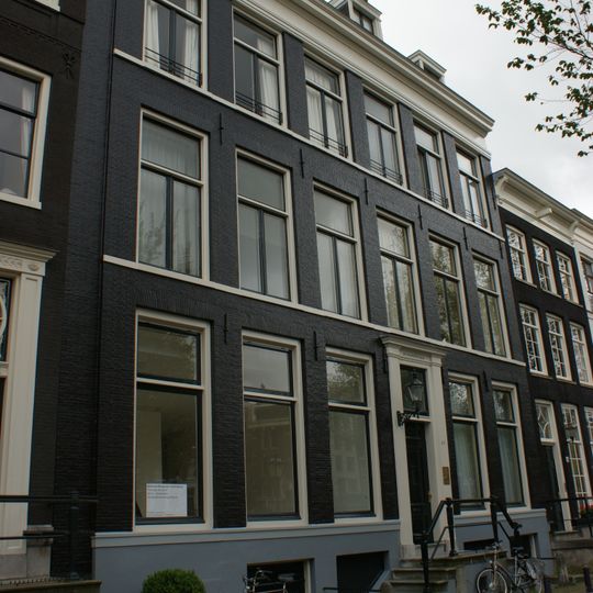 Pand met zesraams lijstgevel met deurpartij en stoeppalen