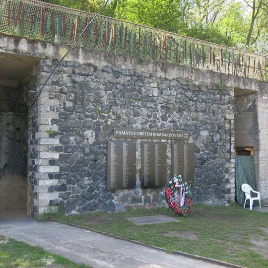 Památník obětí náletů v dubnu 1945 pod vrchem Větruše